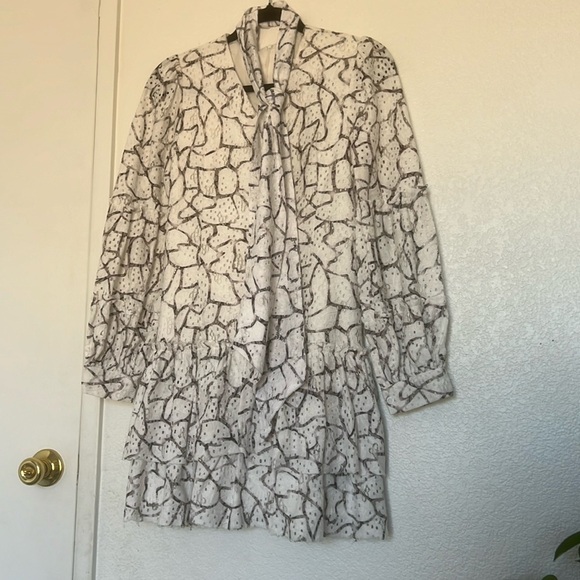 AVANTLOOK SLEEVE PRINTED LACE MINIDRESS IN WHITE BLACK - Picture 2 of 10